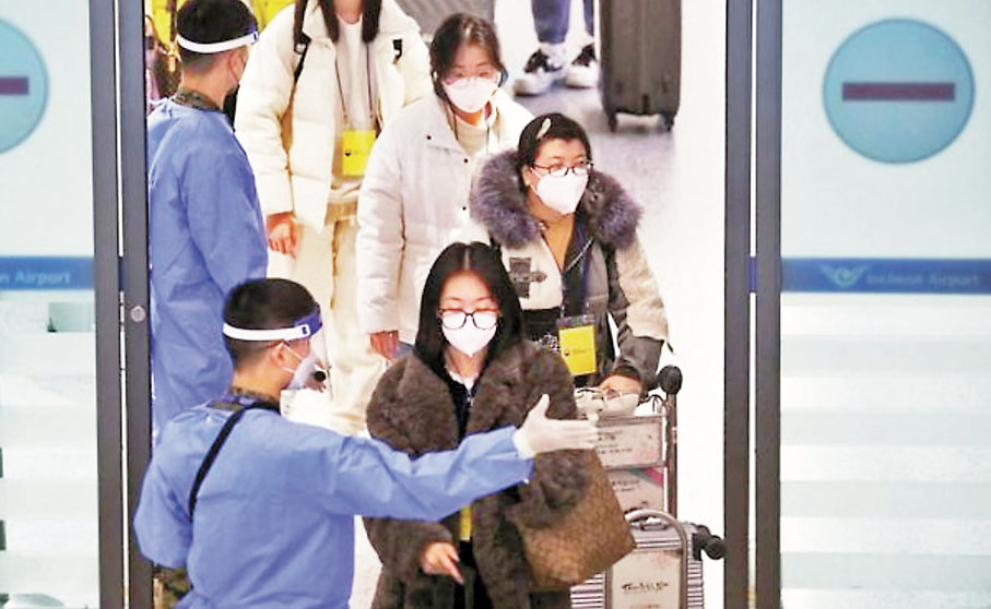 入境南韩的中国旅客一下飞机便被发了黄色牌子，要求必须挂在脖子上。网上图片
