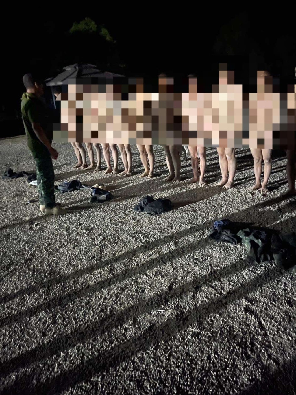 約10名士兵被命令脫光衣物站着。（FB@Survive-สายไหมต้องรอด ）