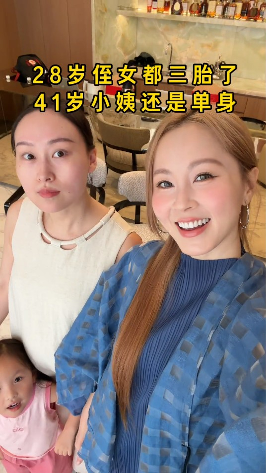 傅穎的外貌比起28歲的姪女，皮膚緊緻，睇落更加年輕。
