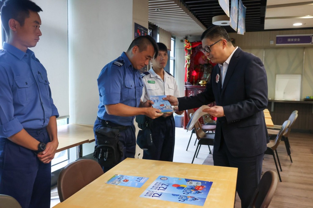 邓炳强希望纪律部队引领市民一同投票,为香港建设更美好的未来。邓炳强FB图片 邓炳强希望纪律部队引领市民一同投票,为香港建设更美好的未来。邓炳强FB图片