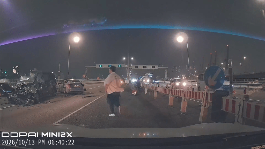 尾隨駕駛者隨即落車查看傷者傷勢。 尾隨駕駛者隨即落車查看傷者傷勢。