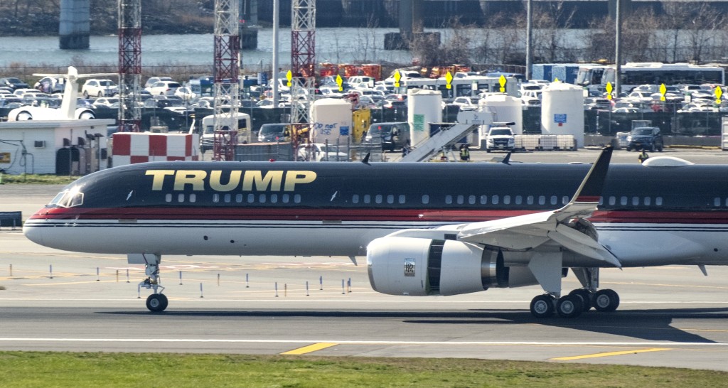 特朗普乘搭机身上头印有大大「特朗普」字样的波音757客机，于当地时间3日下午飞抵纽约市拉瓜迪亚机场。AP