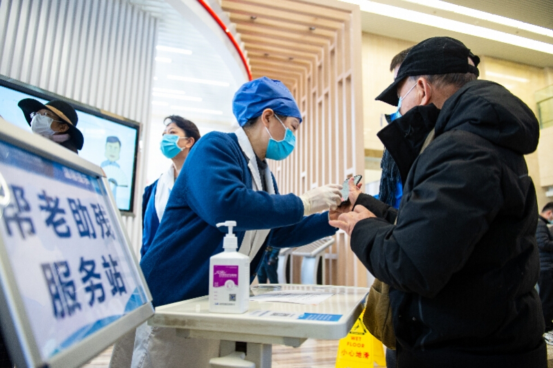 內地老齡化、空巢老人問題日趨嚴重，為「外包兒女」創造市場空間。新華社