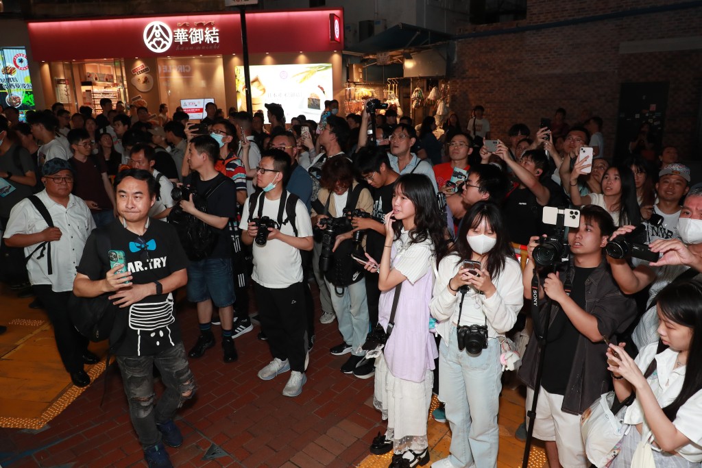 近百粉絲到現場支持,逼爆商店門外。 近百粉絲到現場支持,逼爆商店門外。