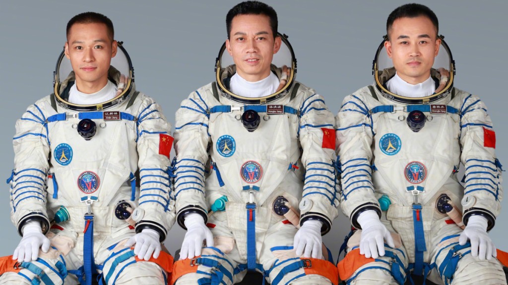 湯洪波（中）、唐勝傑（右)、江新林執行明天的升空任務。央視