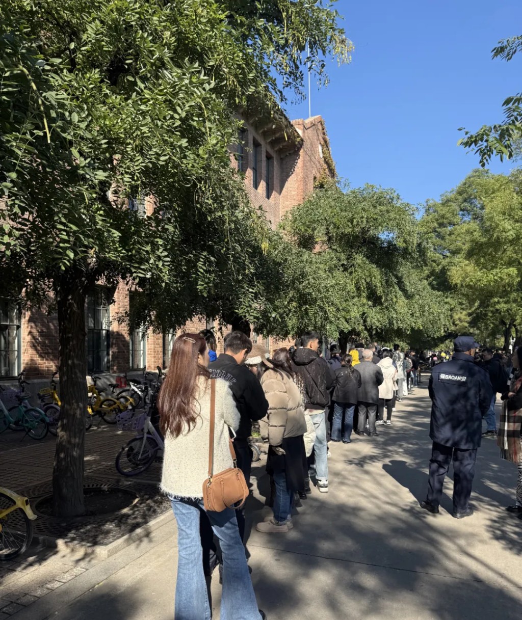 有民众到清华大学为杨振宁设置的缅怀室吊唁。中新社 有民众到清华大学为杨振宁设置的缅怀室吊唁。中新社