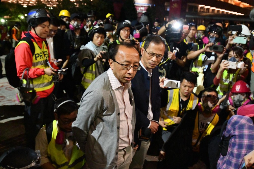 前立法會主席曾鈺成及港大法律系學者張達明進入校園,並帶同約百名年輕人離場。