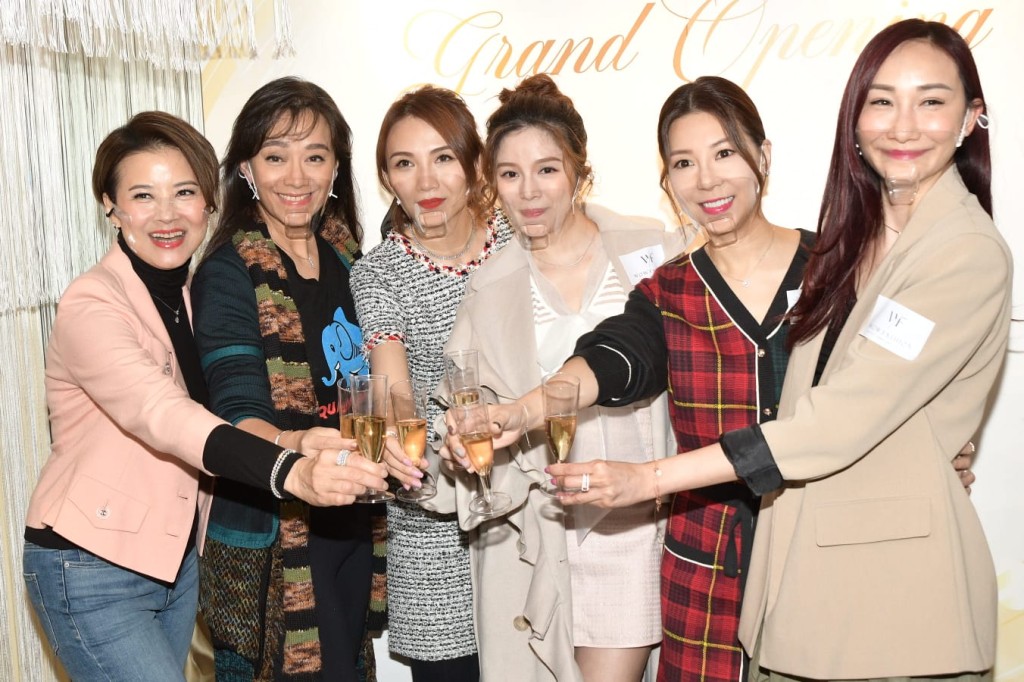 （左起）黎燕珊、郭秀雲、（右起）何紫綸、黃婉曼及陳潔玲，今日現身新店開幕力撐好友Ally。