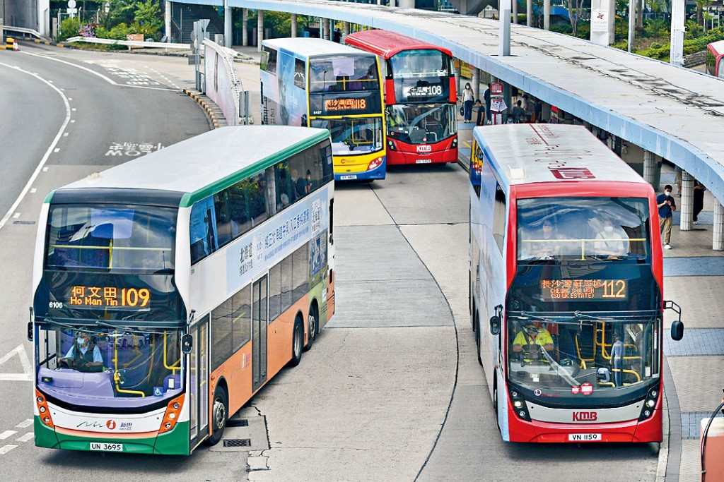 張仁良表示五條新增行經將藍隧道的專營巴士路線亦運作暢順。資料圖片