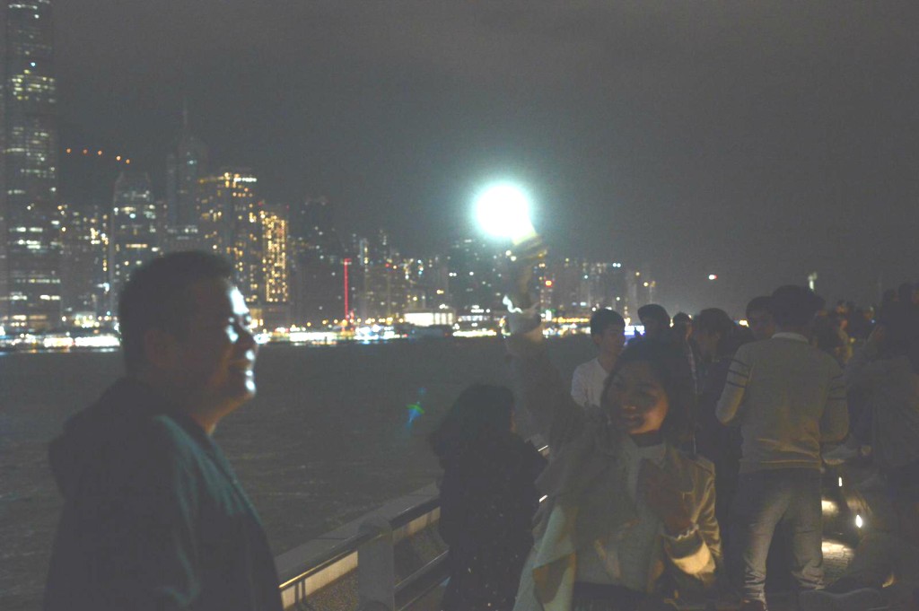 旅客把握機會拍照留念。