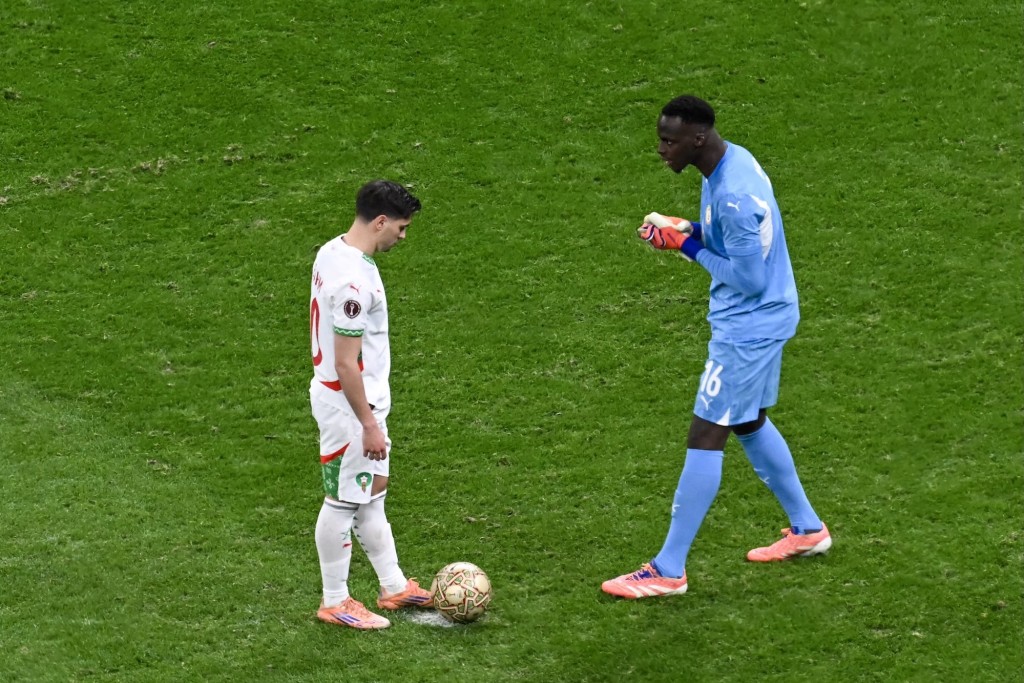 巴谦戴亚斯操刀12码，塞内加尔门将文迪大打心理战。法新社