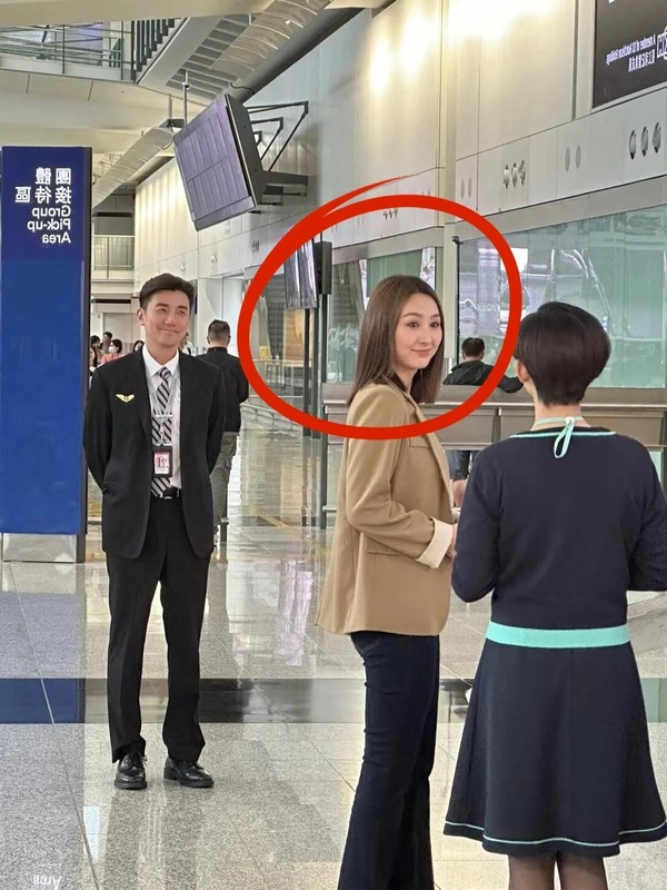 内地网民早前见到高海宁在机场拍剧，指她身后有位「工作人员」很不错。