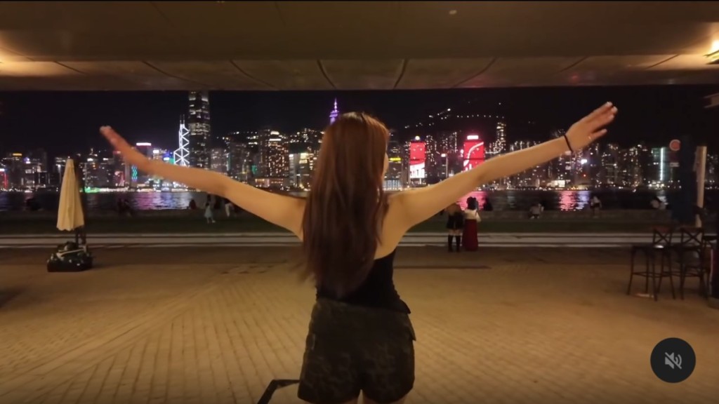 另一位台女在西九文化區拍攝以維港夜景作背景的短片，表示「為了這鏡頭特地飛來香港一趟」。Threads@zozohan___