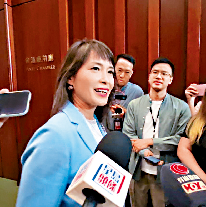江玉歡指「唔係派散水餅」。 江玉歡指「唔係派散水餅」。