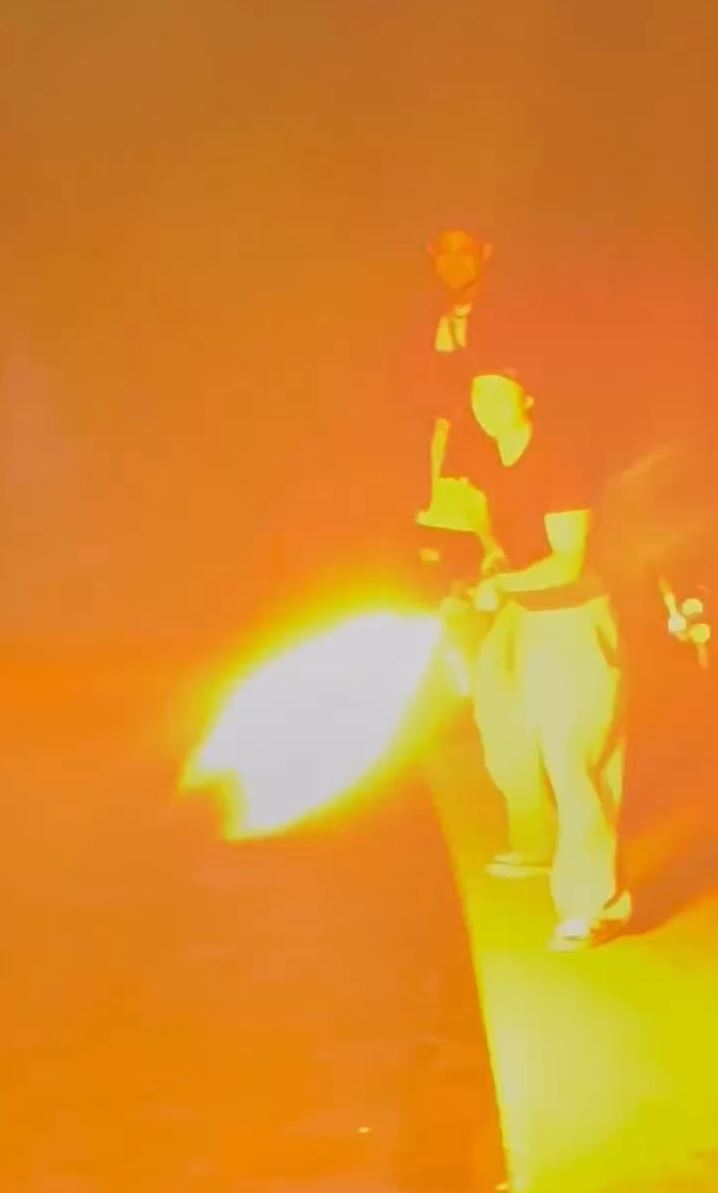 台湾星二代孙安佐试射火焰喷射器后，遭警方上门拘捕。IG@sun_gojo99