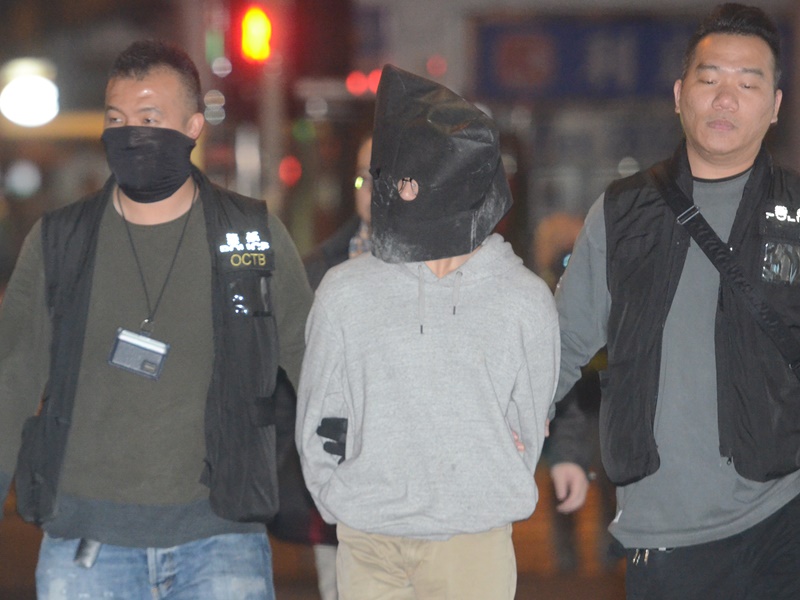 涉开枪的「屠龙小队」成员被捕后蒙面带走。