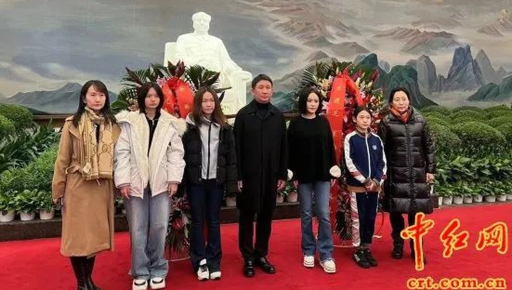 毛泽东的外孙夫妇来到毛主席纪念堂。　中红网