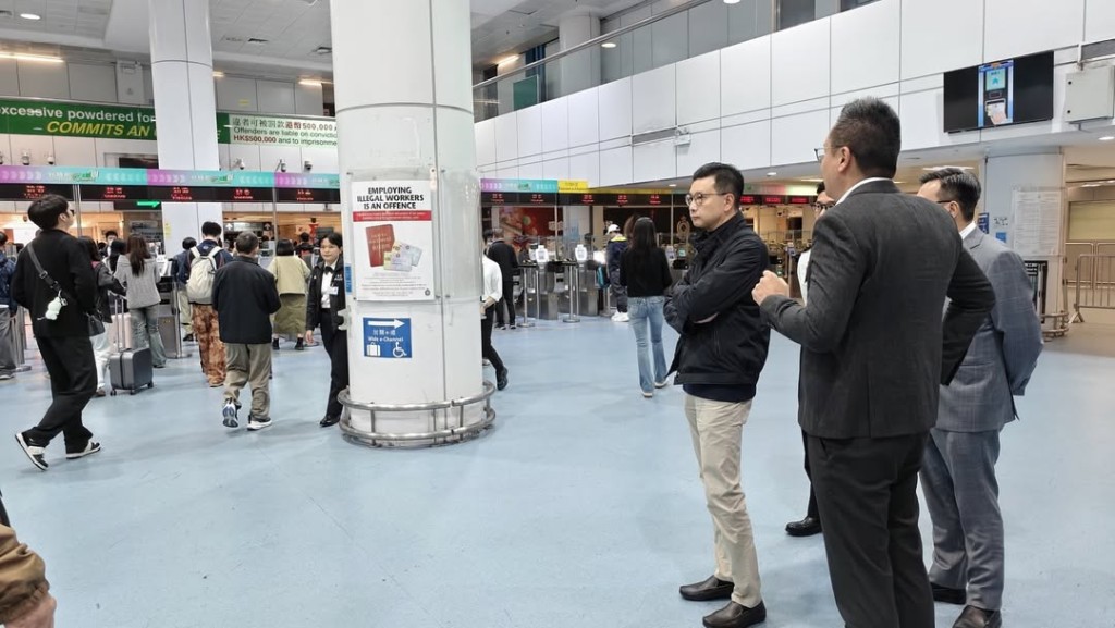 程和木及樊曉聲鼓勵前線人員在假日期間繼續緊守崗位，全力以赴。入境處IG圖片