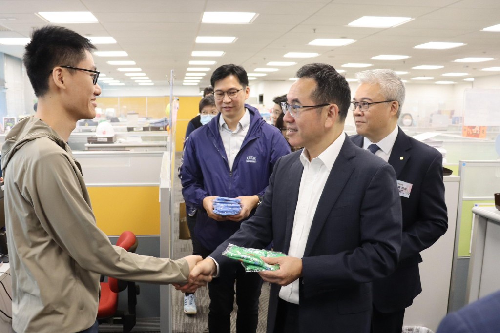 發展局副局長林智文亦馬不停蹄，昨日( 17日 )走訪九龍新界，繼續推動公務員積極參與立法會選舉投票。