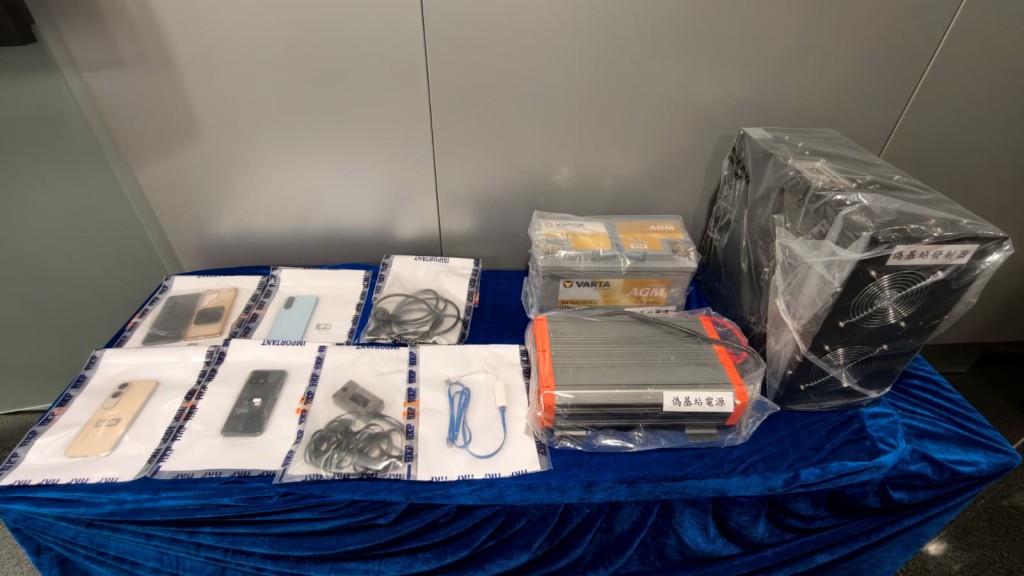 警方在私家車內檢獲一套正在運作中的「偽基站」設備及一部操作手機。 警方在私家車內檢獲一套正在運作中的「偽基站」設備及一部操作手機。