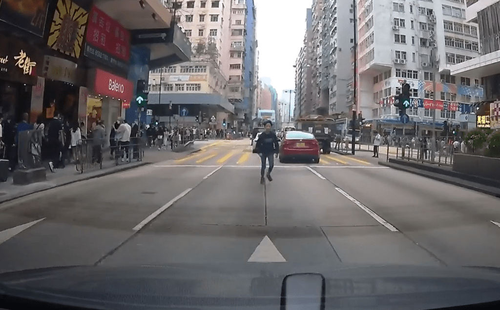 少年视车辆如无物直奔而过。fb：车cam L（香港群组）