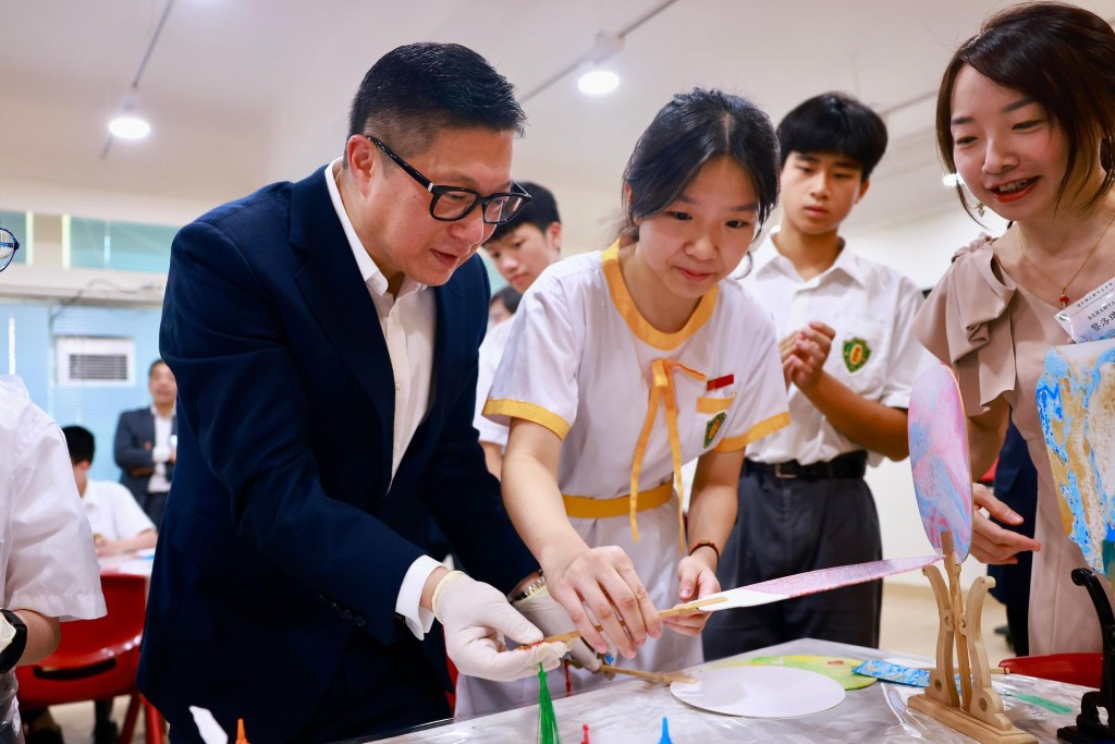 鄧炳強與學生親手製作漆扇,體驗傳統工藝。鄧炳強fb圖片 鄧炳強與學生親手製作漆扇,體驗傳統工藝。鄧炳強fb圖片