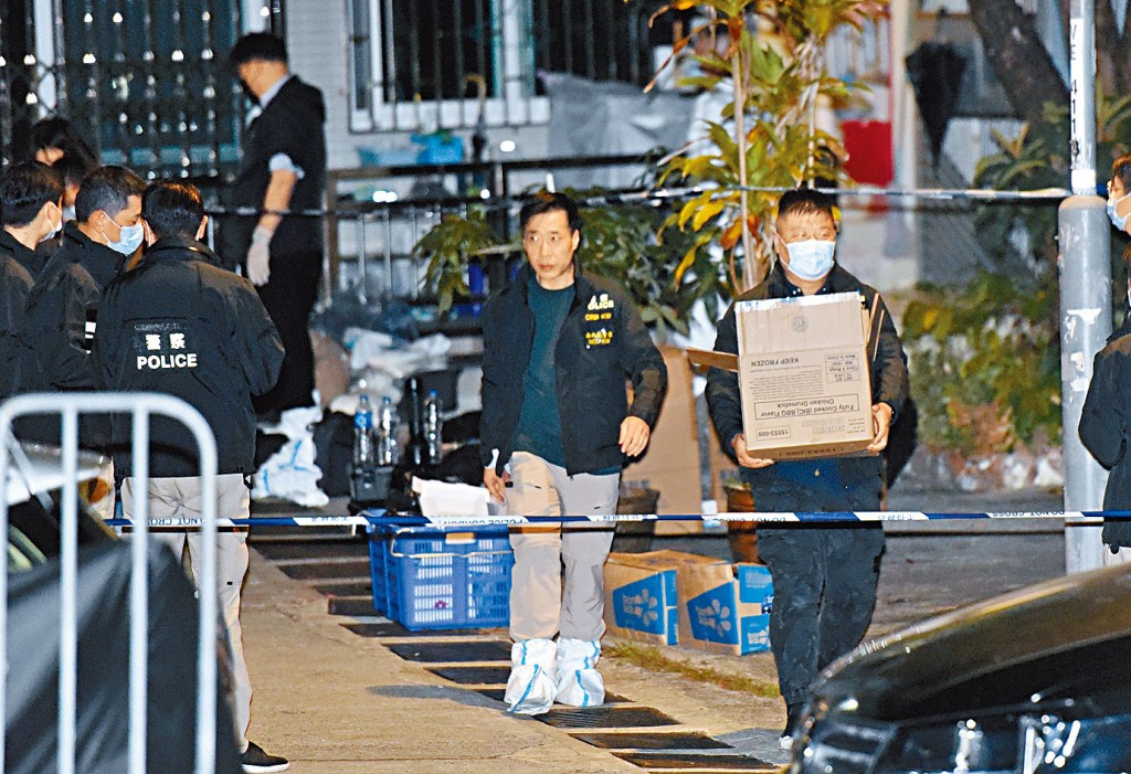 警員日前在懷疑兇案現場蒐證，取走湯煲等一批證物。