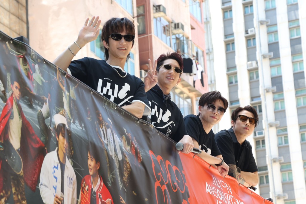 巴士巡遊為6月底在亞博舉行的演唱會造勢。 巴士巡遊為6月底在亞博舉行的演唱會造勢。