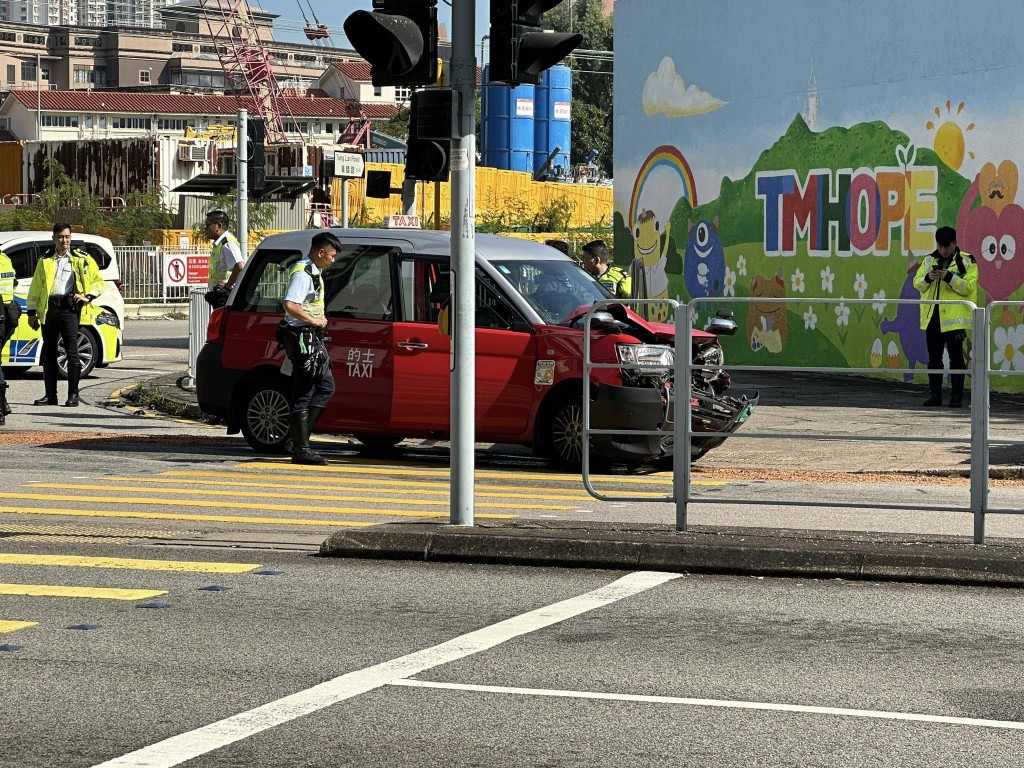 的士車頭損毀。fb香港突發事故報料區圖片