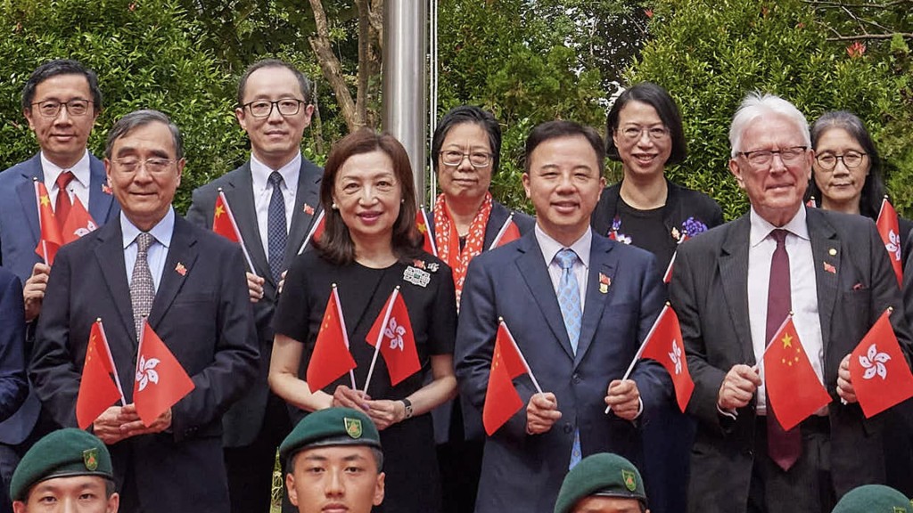 校委會主席王沛詩（前排左二）與張翔（前排左三）剛於國慶日曾合照。