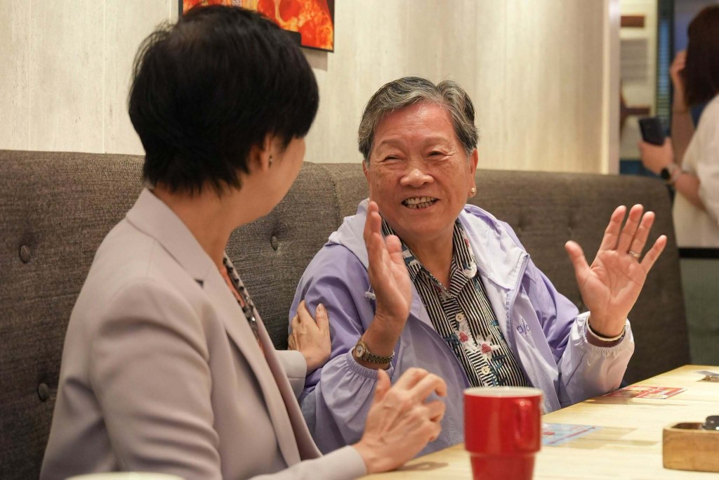 何永賢與長者閒話家常。 何永賢與長者閒話家常。