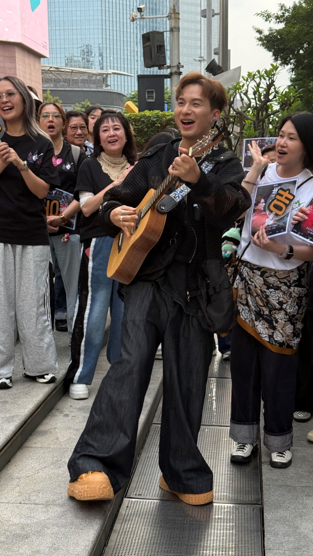 周吉佩廣州街頭唱歌。