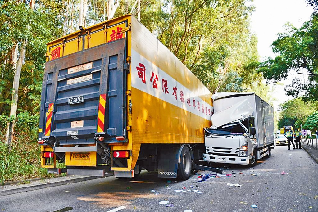 密斗貨車在元朗新潭路與貨車迎頭相撞，兩車車頭嚴重損毀。 
