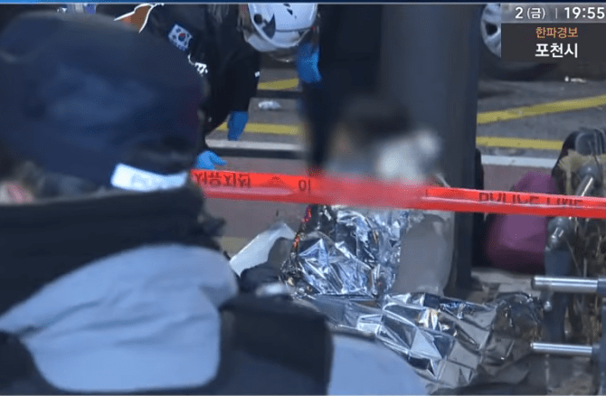 部分傷者坐在馬路旁等候治理。연합뉴스TV畫面截圖