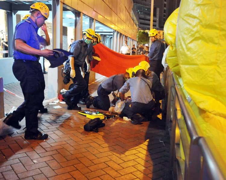 示威者昨日在太古廣場外墮下身亡。資料圖片