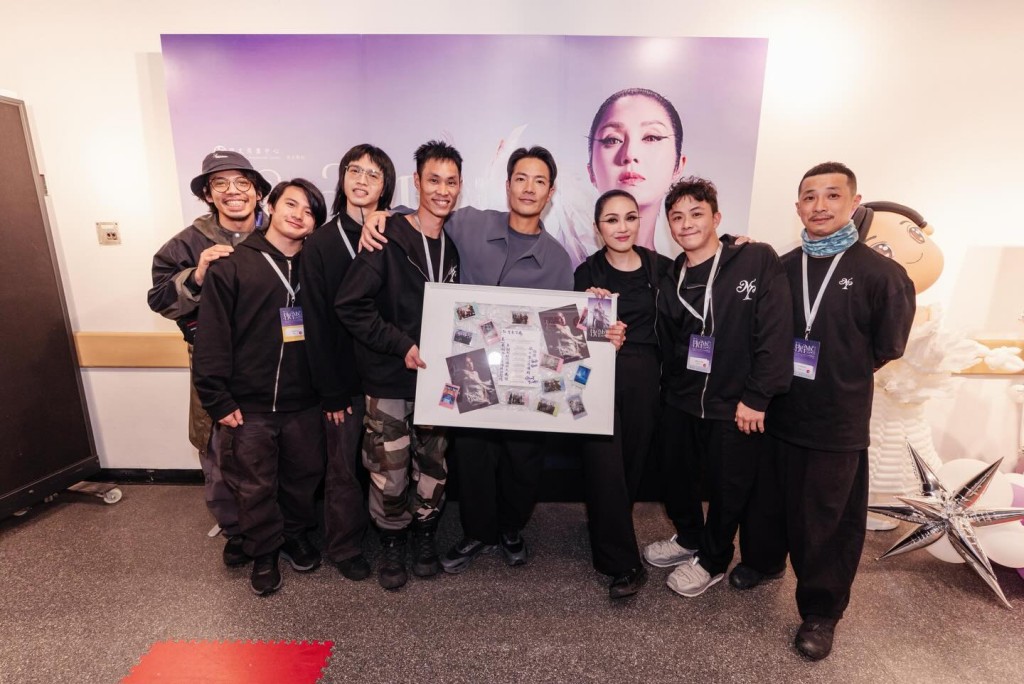 峰哥在社交平台出帖報平安,他貼出團隊送贈大相架給楊千嬅及丁子高的合照。 峰哥在社交平台出帖報平安,他貼出團隊送贈大相架給楊千嬅及丁子高的合照。