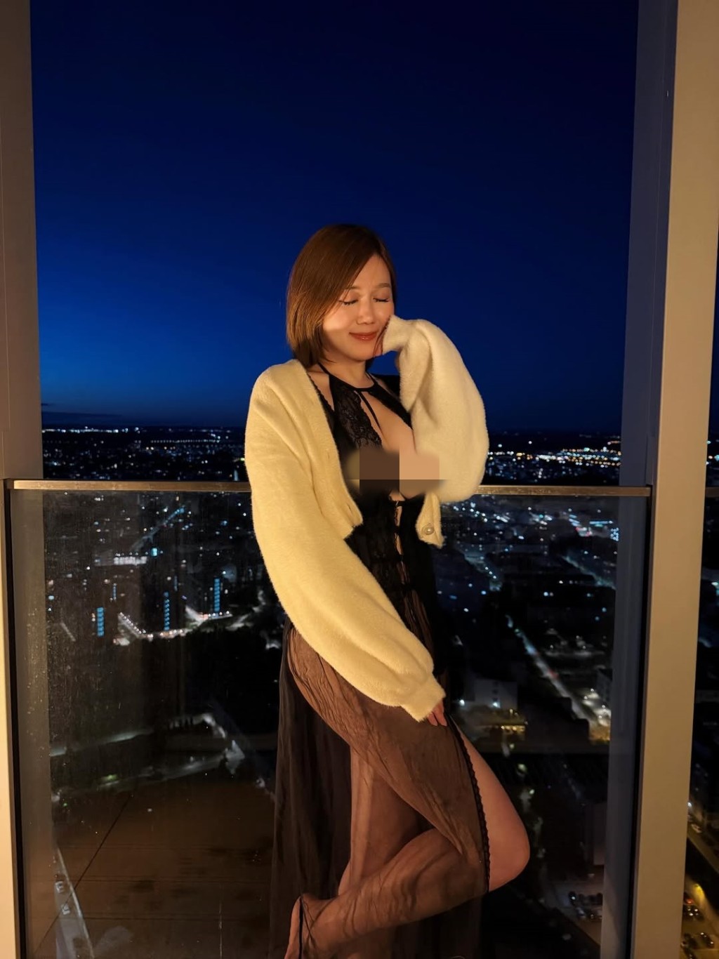高衩剪裁盡騷白雲一雙長腿，性感程度令人咋舌。