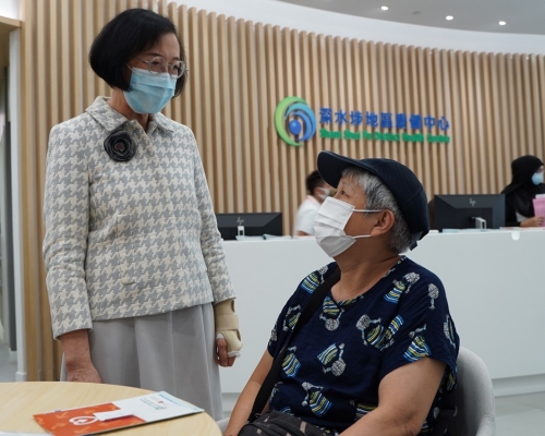 食物及衞生局局長陳肇始與正使用中心服務的市民交談,聆聽他們對服務的意見。