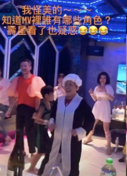 蔡媽媽戴上白色假髮扮演法官，大跳熱舞，逗得壽星女Jolin笑過不停。