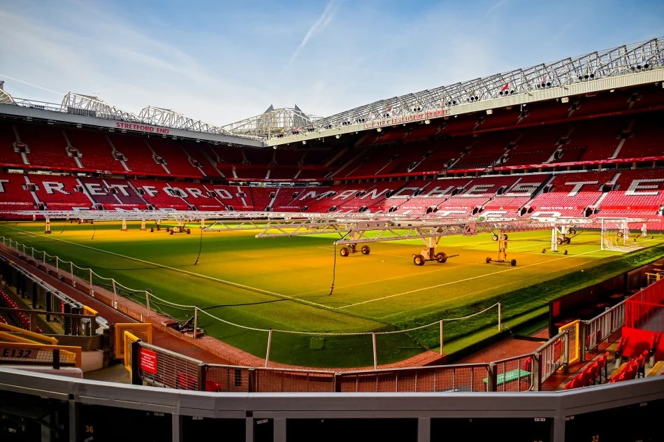 曼徹斯特聯的主場老特拉福德球場（Old Trafford）可容納75,635人，是英國第二大及全歐洲第十一大的球場。