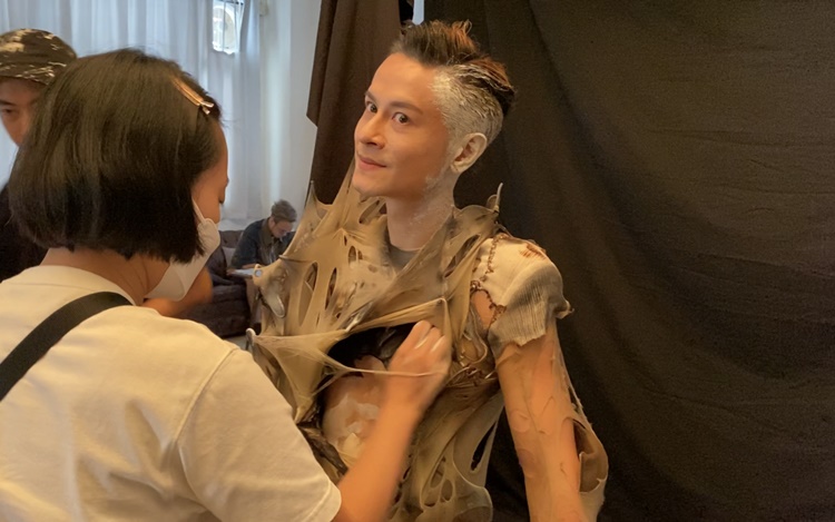 陳健安任由工作人員在他身上即席揮毫。