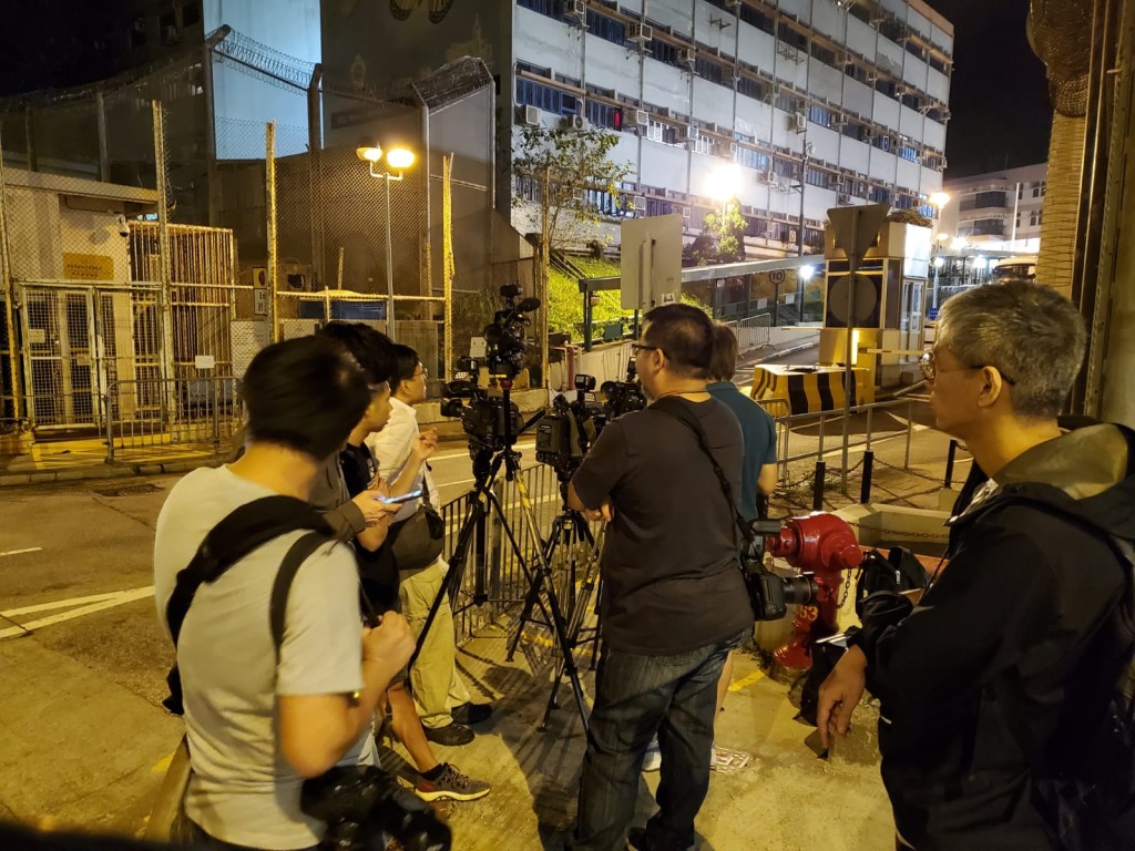 记者在外守候。