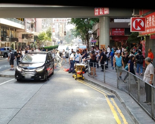 七人車灣仔撞倒女途人。讀者提供