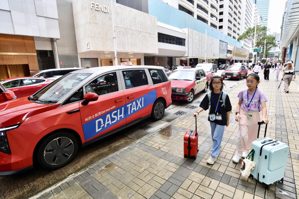 有業界代表相信明年8月後白牌車的生存空間將大幅收窄,料屆時不少司機會選擇回流駕駛的士。 有業界代表相信明年8月後白牌車的生存空間將大幅收窄,料屆時不少司機會選擇回流駕駛的士。