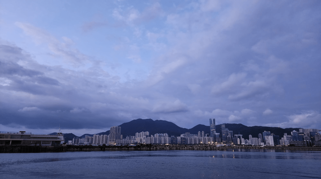 本港地区今日短暂时间有阳光，有几阵骤雨。黎志伟摄