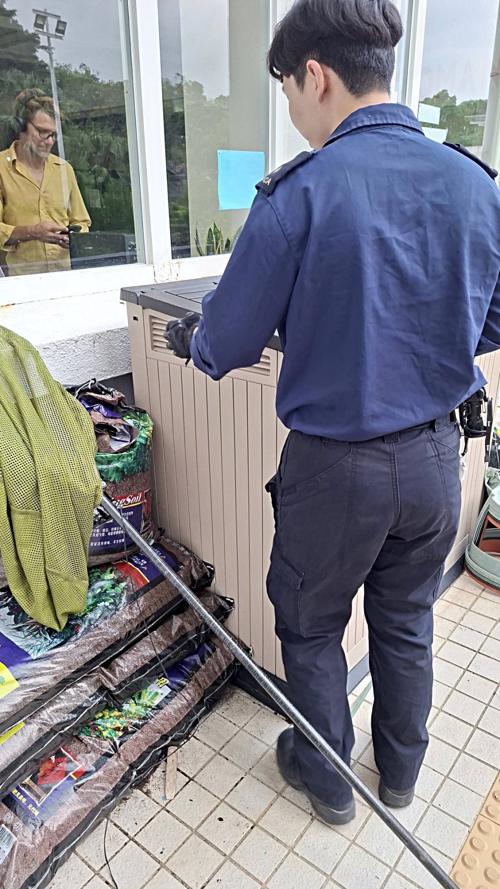 蜥蜴最終被愛協人員捕獲。fb:赤柱街坊八1八(Stanley 818) 蜥蜴最終被愛協人員捕獲。fb:赤柱街坊八1八(Stanley 818)