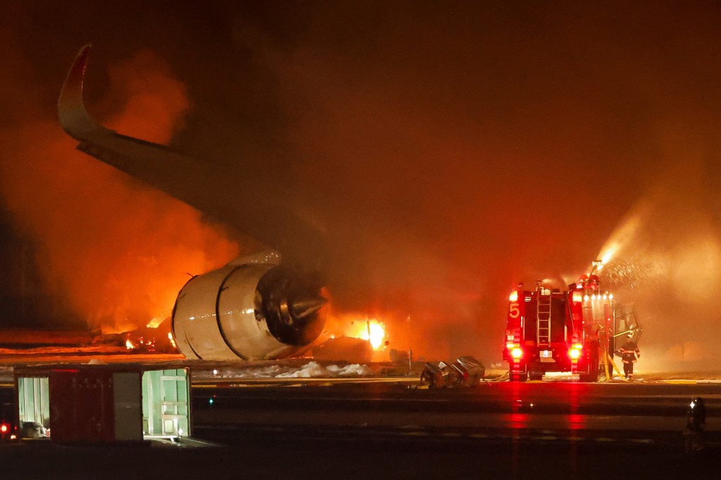 机场消防员扑救日航客机大火。路透社图片