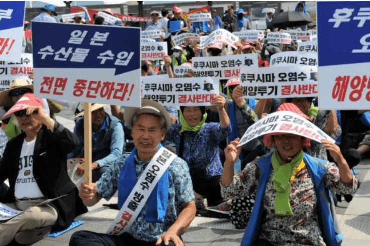 8月16日韓國全羅南道高興郡沿海一帶，漁民集會抗議日本核污水排海。新華社