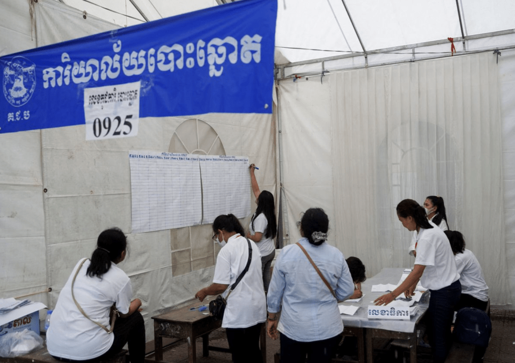 柬埔寨國會選舉投票結束，最新點算投票率達八成四。路透社