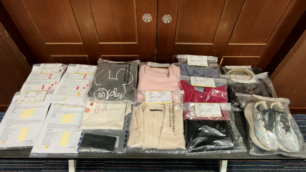 警方展示大批證物。黃文威攝 警方展示大批證物。黃文威攝